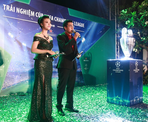 Á hậu Hoàng Oanh gợi cảm đón Van Nistelrooy - ảnh 6
